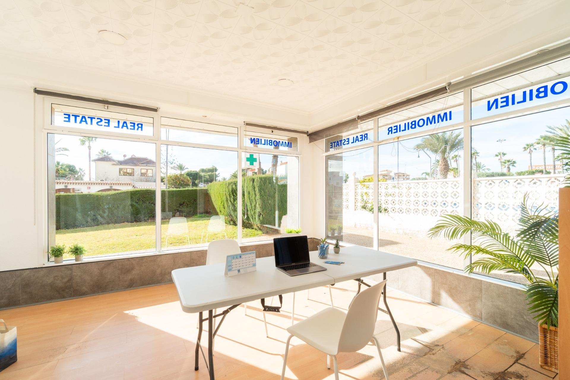 Alquiler a largo plazo - Commercial Unit -
Orihuela Costa - La Zenia