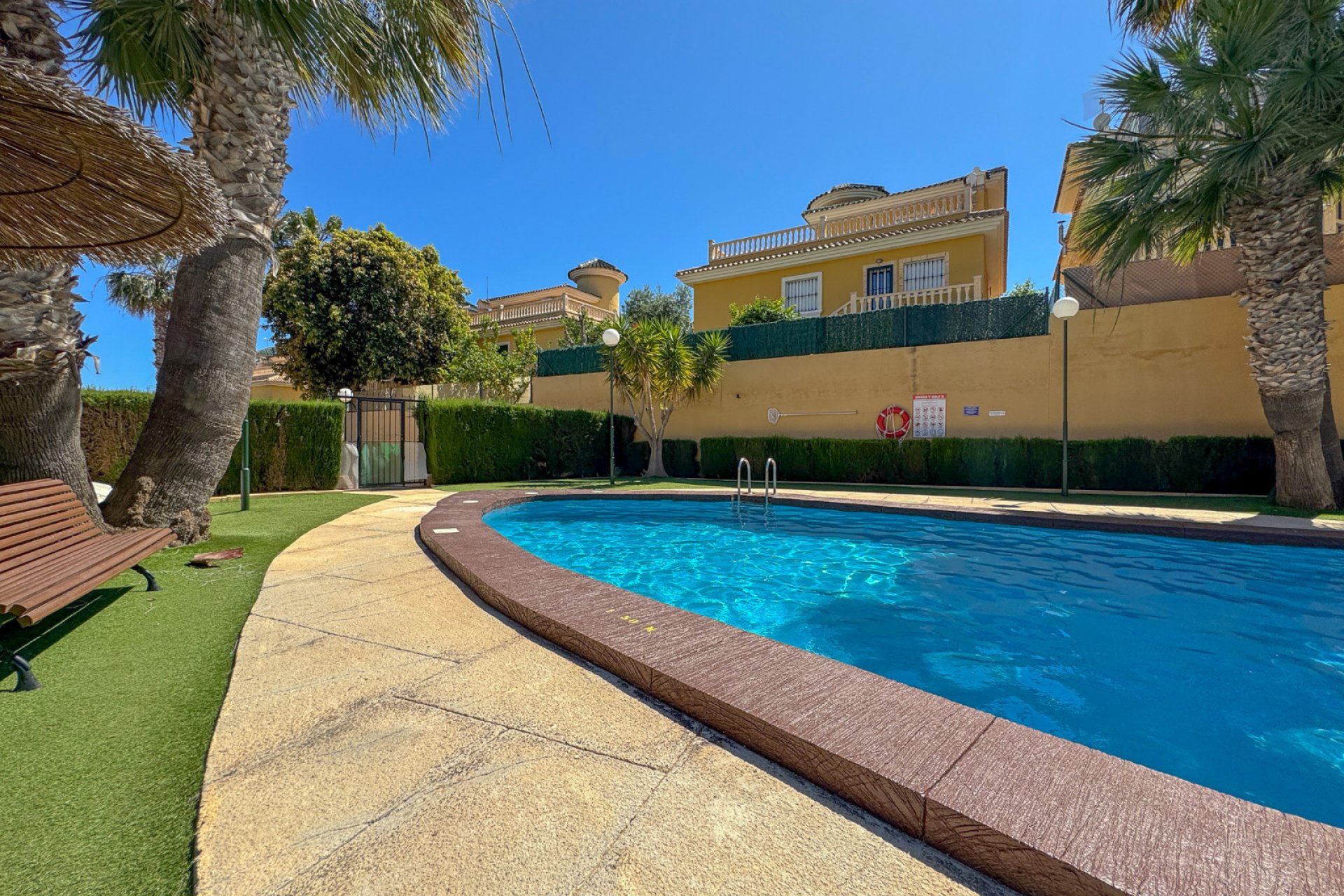 Återförsäljning - Bungalow -
Orihuela Costa - Villamartín