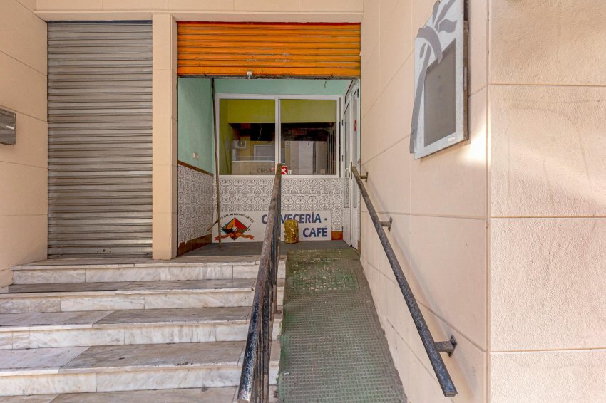 Återförsäljning - Commercial Unit -
Torrevieja - Playa del Cura