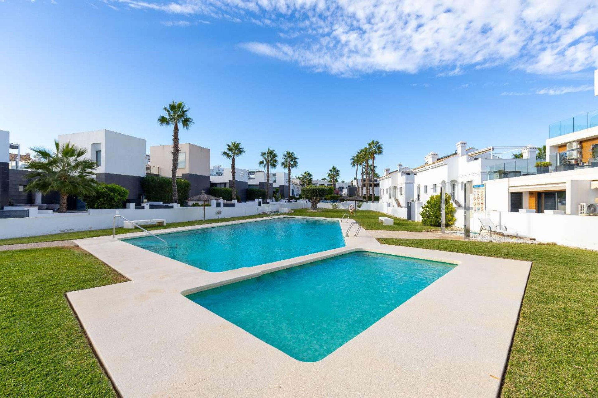 Återförsäljning - Detached villa -
Orihuela - Orihuela Costa