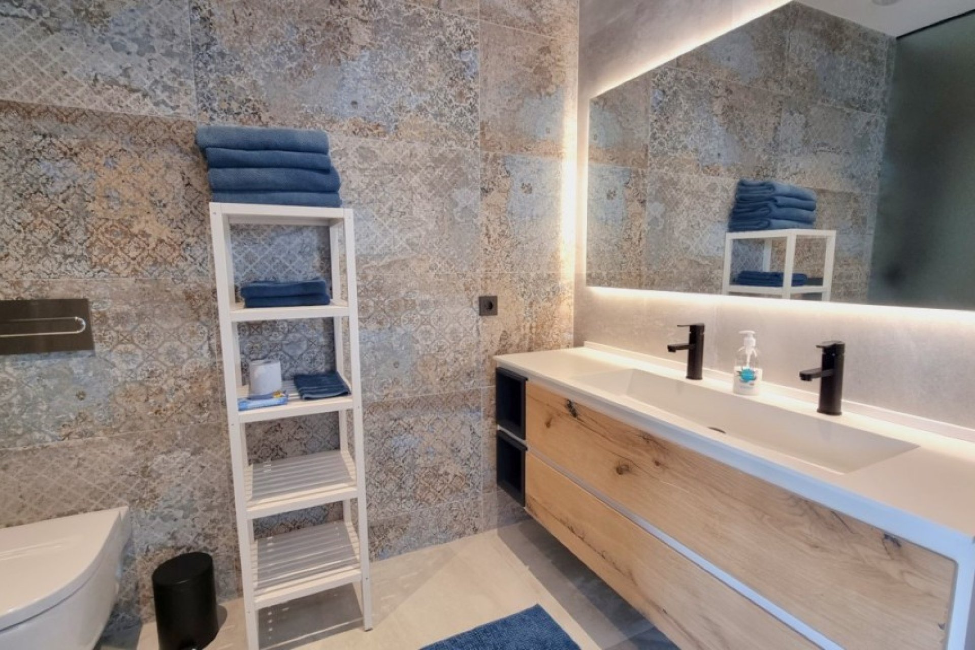 Återförsäljning - Detached villa -
Rojales