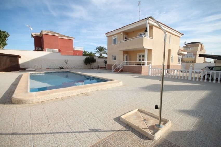 Återförsäljning - Detached villa -
Torrevieja - Aguas Nuevas