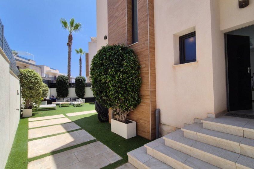 Återförsäljning - Detached villa -
Torrevieja - Costa Blanca Sur