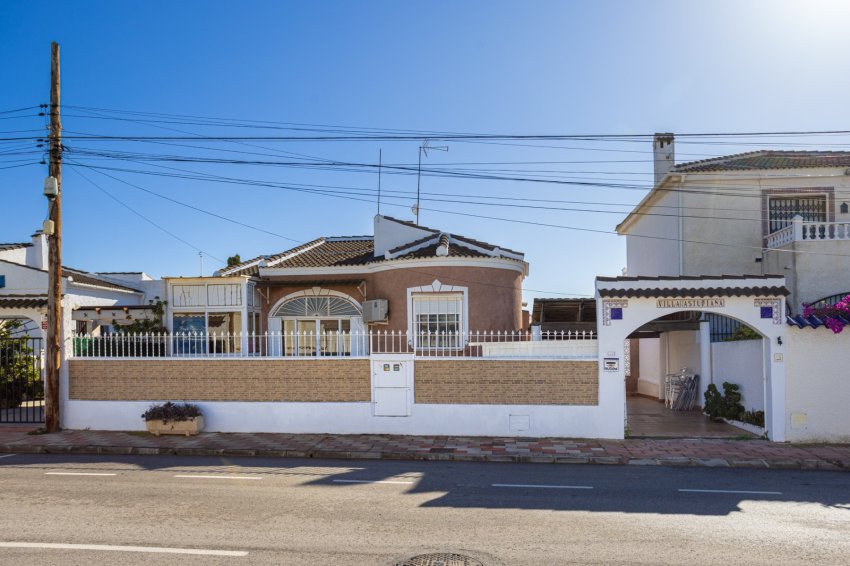 Återförsäljning - Detached villa -
Torrevieja - Urbanización San Luis