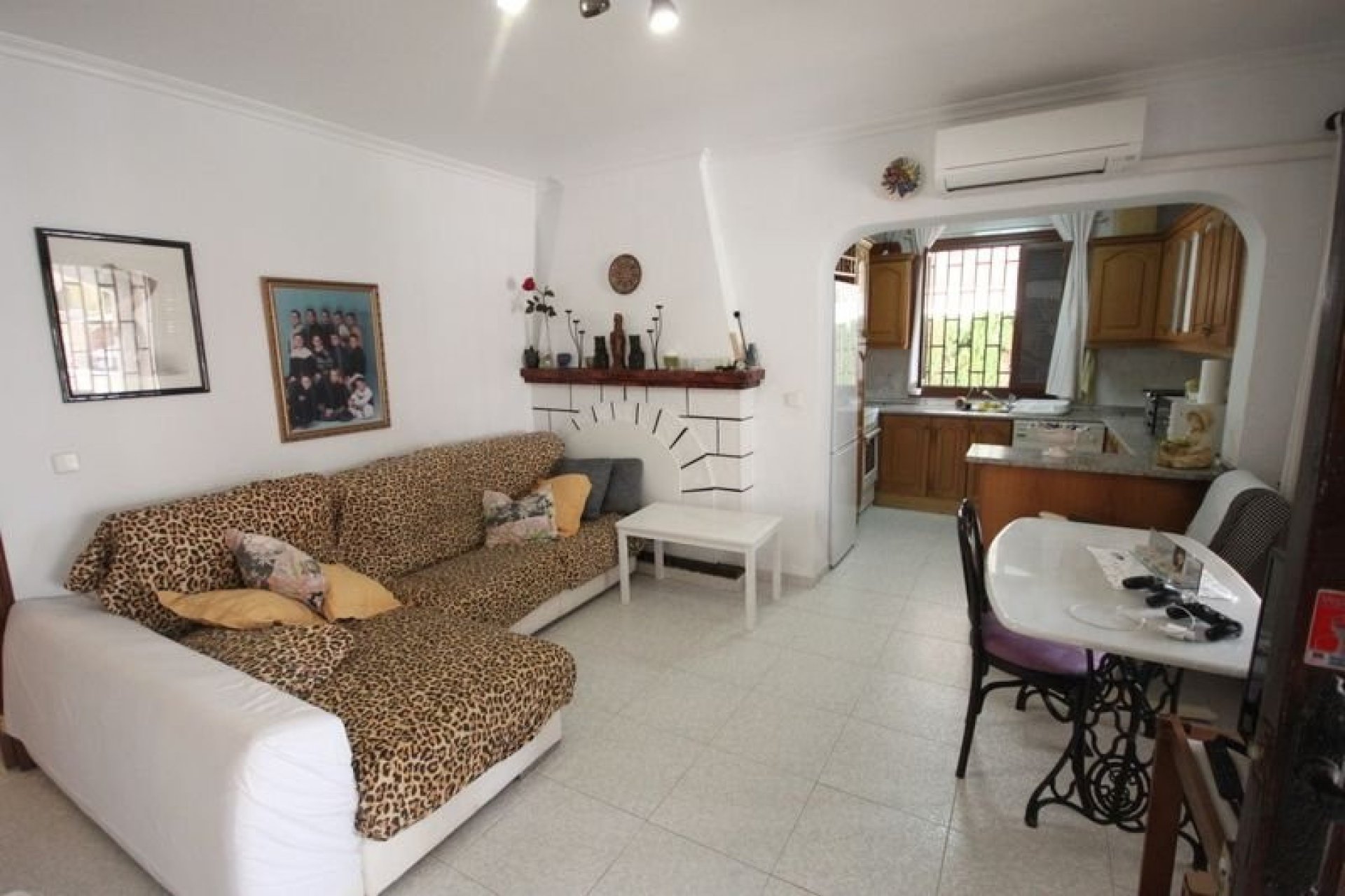 Återförsäljning - Semi-Detached Villa -
Orihuela Costa - Punta Prima