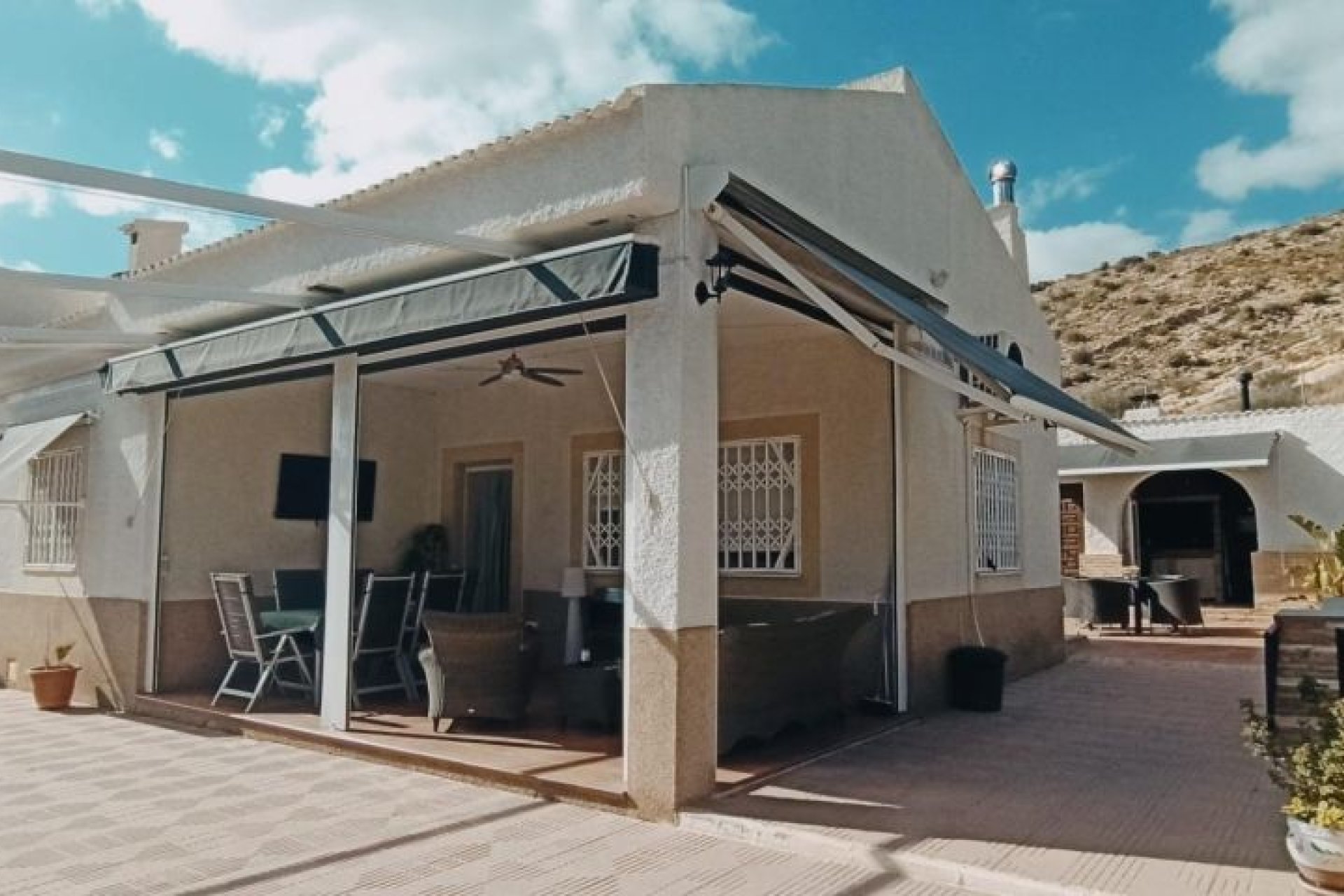 Återförsäljning - Villa -
Elche