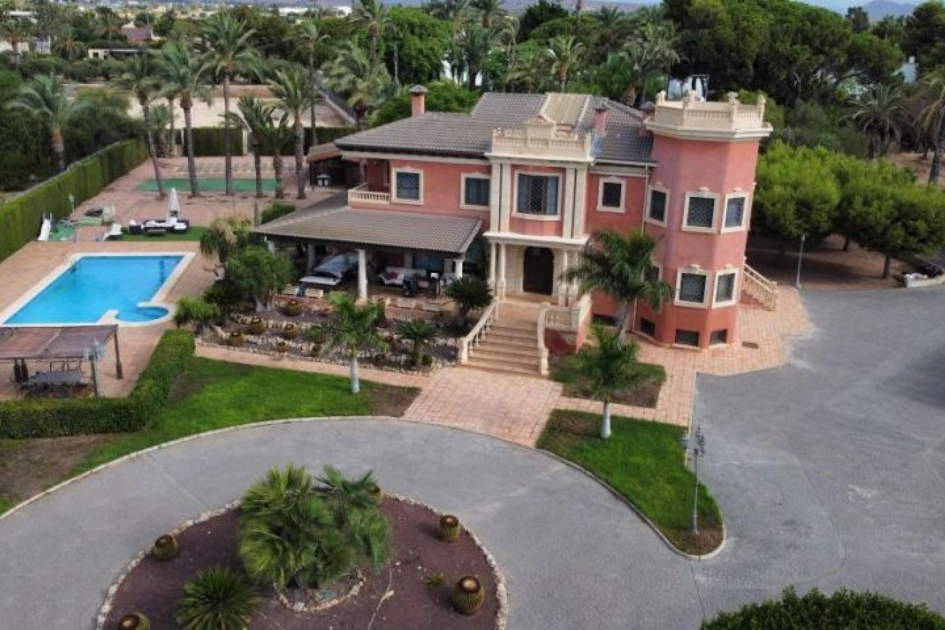 Återförsäljning - Villa -
Elche