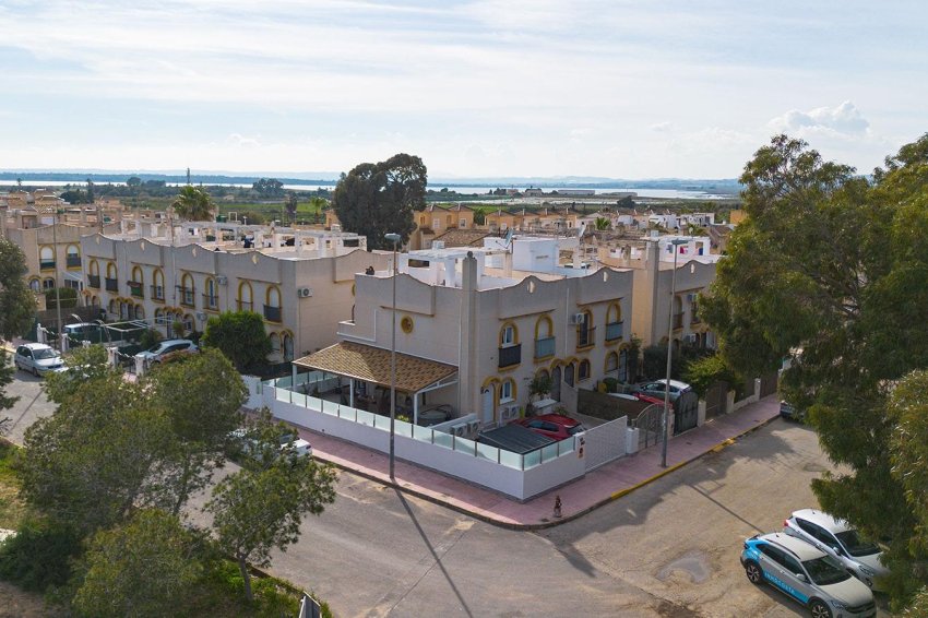 Återförsäljning - Villa -
Guardamar del Segura - Urbanizaciones