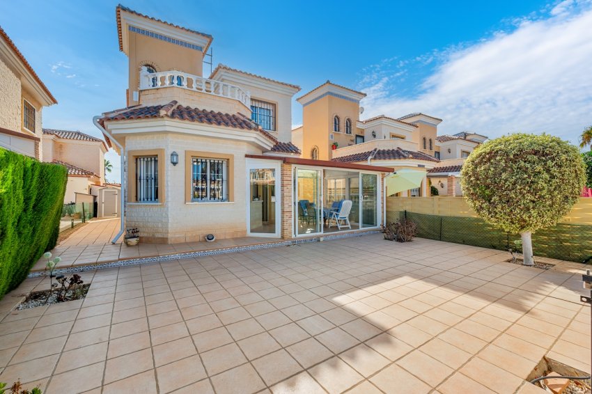 Återförsäljning - Villa -
Guardamar del Segura