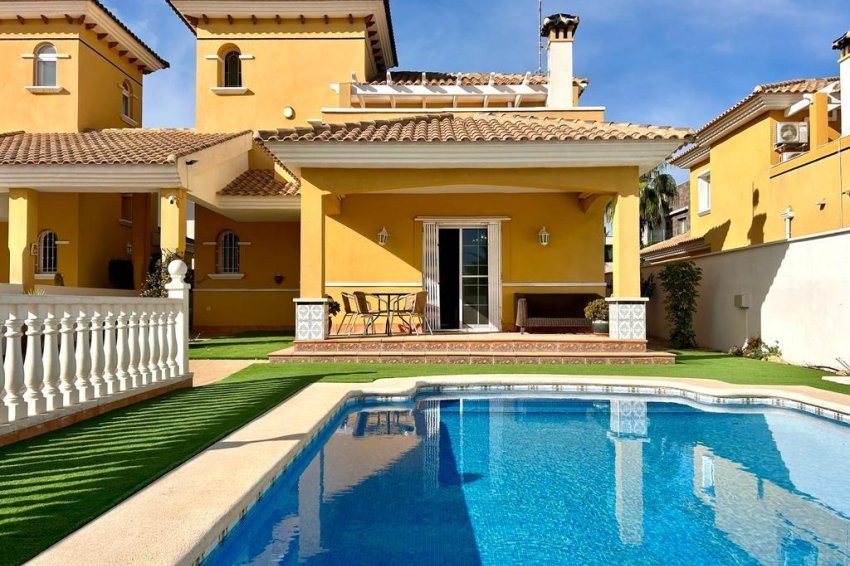 Återförsäljning - Villa -
Orihuela Costa - Cabo Roig