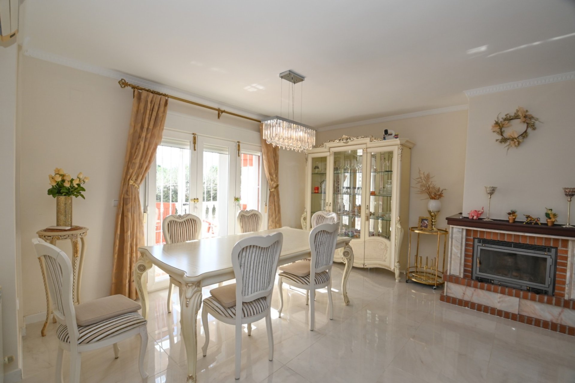 Återförsäljning - Villa -
Orihuela Costa - Club de golf y campo Las Colinas