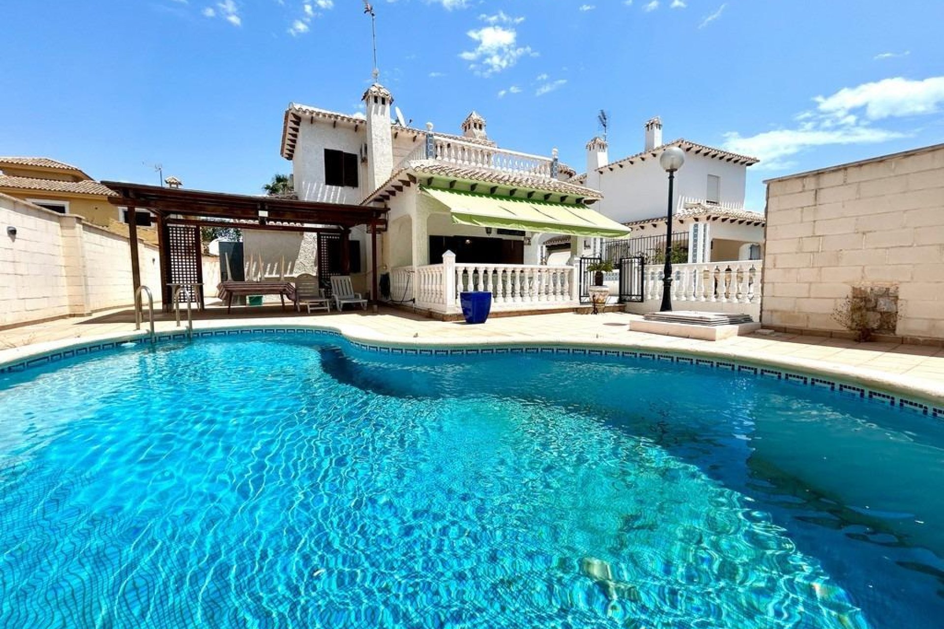 Återförsäljning - Villa -
Orihuela Costa - La Zenia