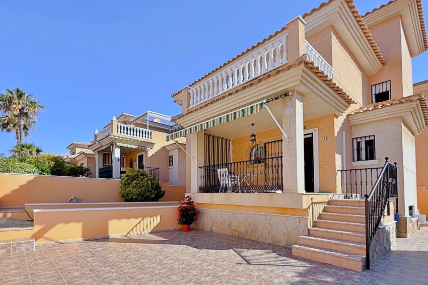 Återförsäljning - Villa -
Orihuela - Orihuela Costa