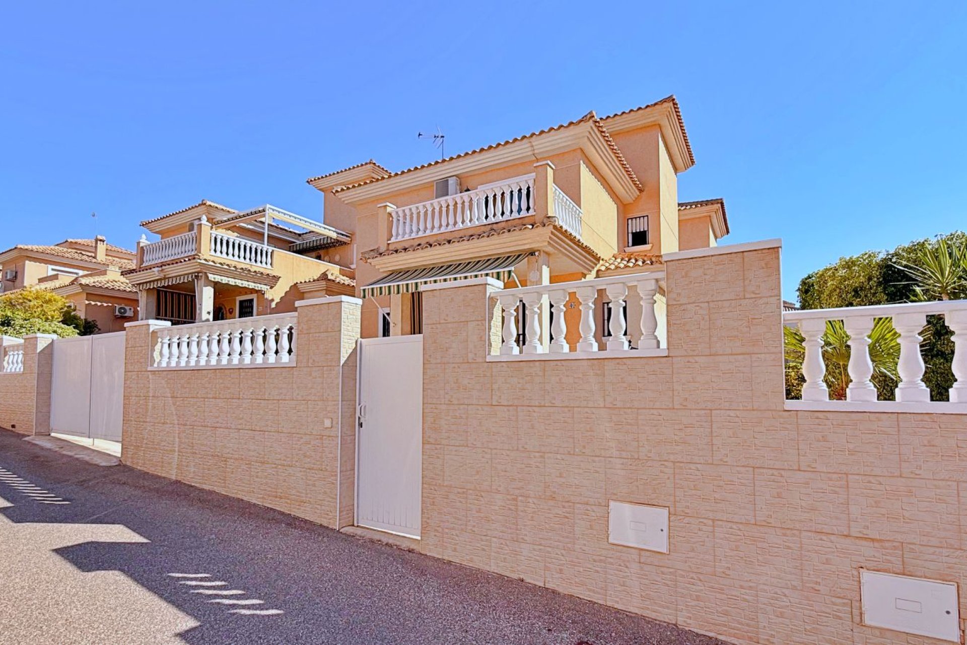 Återförsäljning - Villa -
Orihuela - Orihuela Costa
