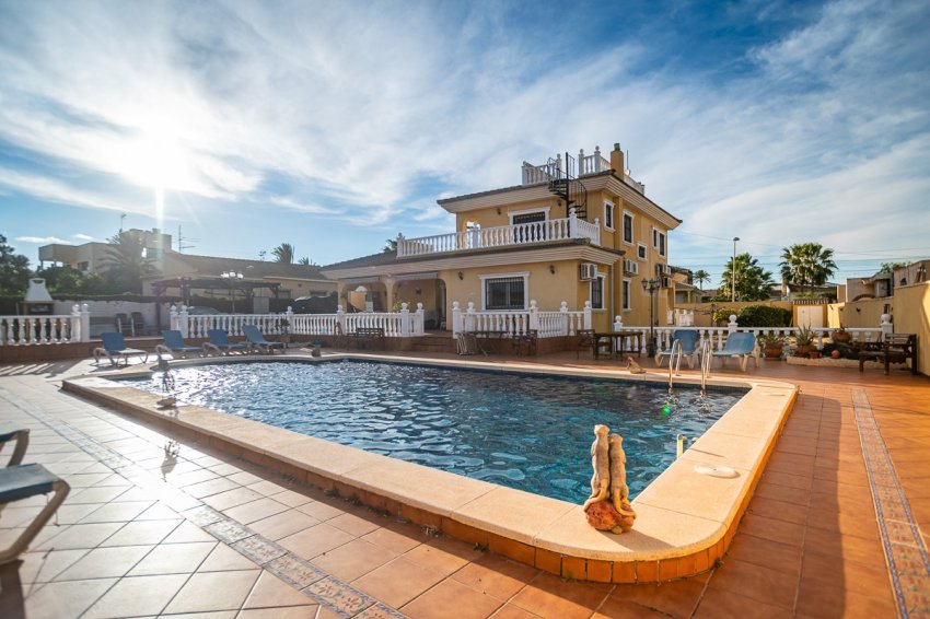 Återförsäljning - Villa -
Torrevieja - LOS BALCONES - LOS ALTOS