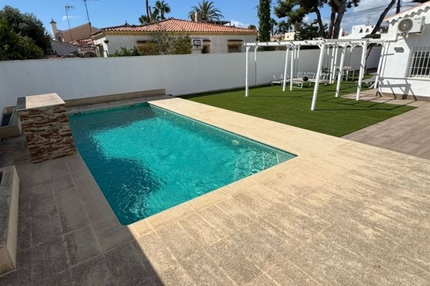 Återförsäljning - Villa -
Torrevieja