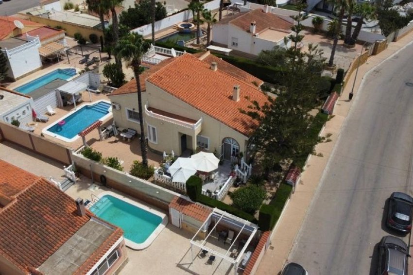 Återförsäljning - Villa -
Torrevieja