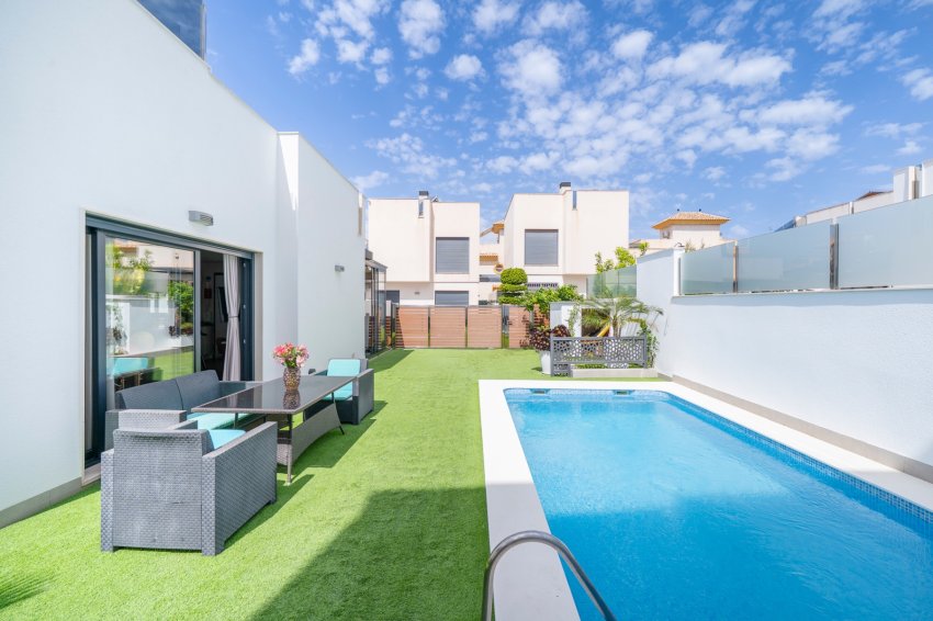 Återförsäljning - Villa -
Torrevieja