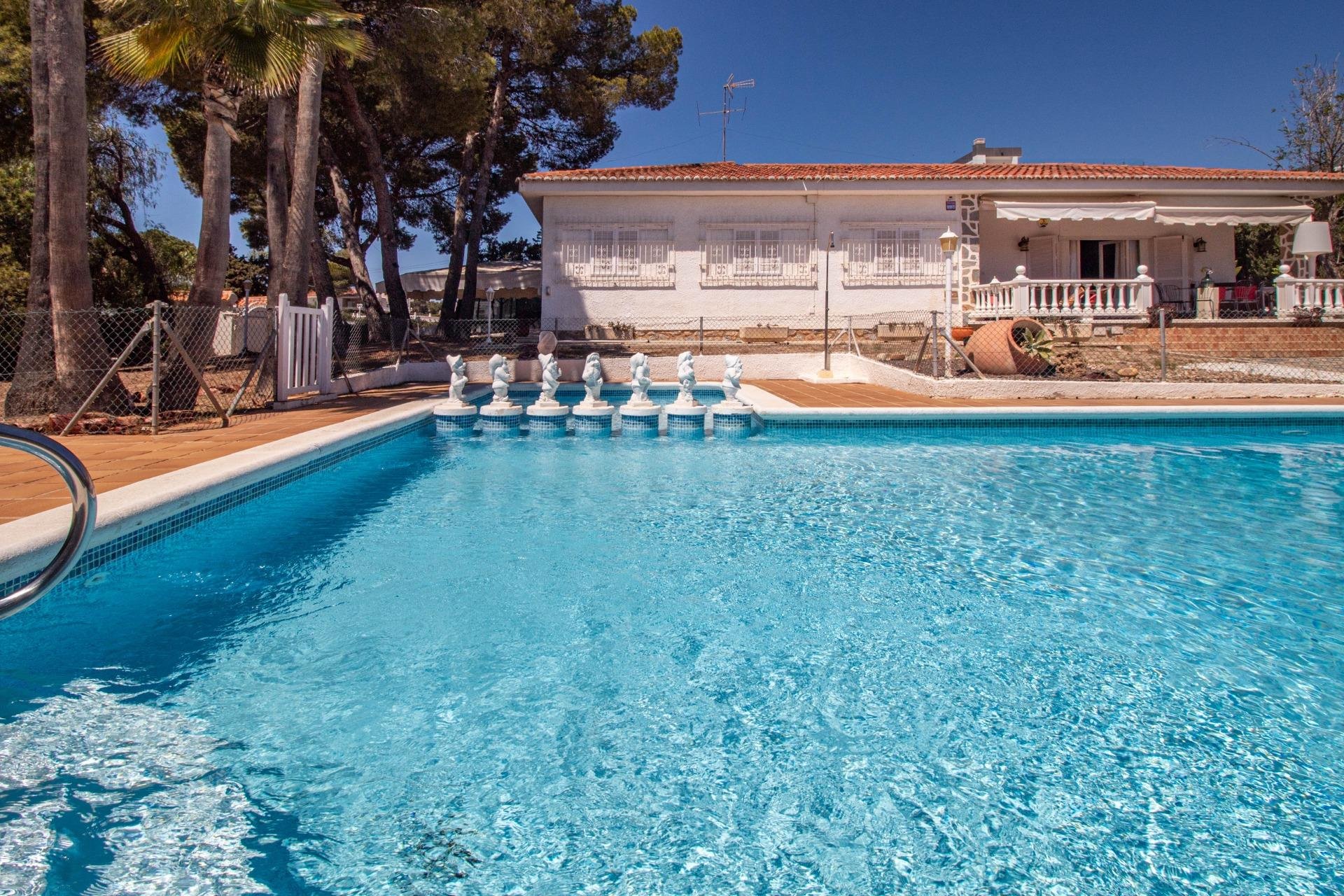 Återförsäljning - Villa -
Torrevieja