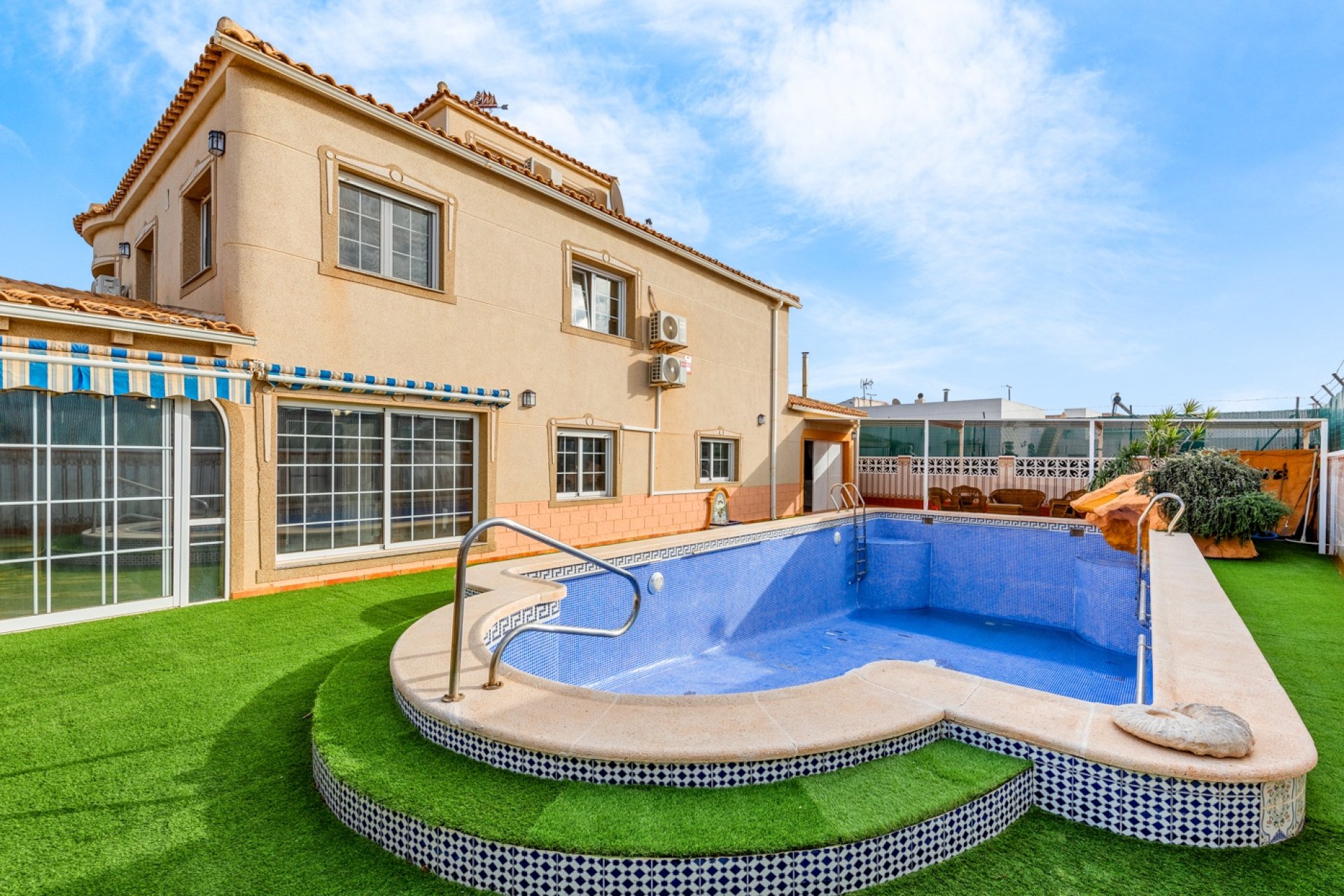 Återförsäljning - Villa -
Torrevieja