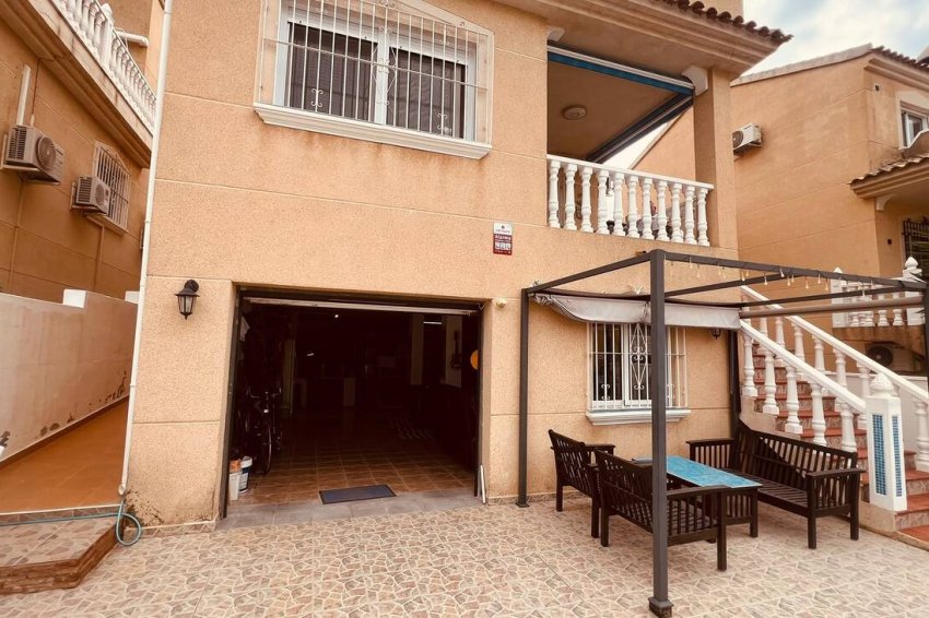 Återförsäljning - Villa -
Villamartin - Costa Blanca