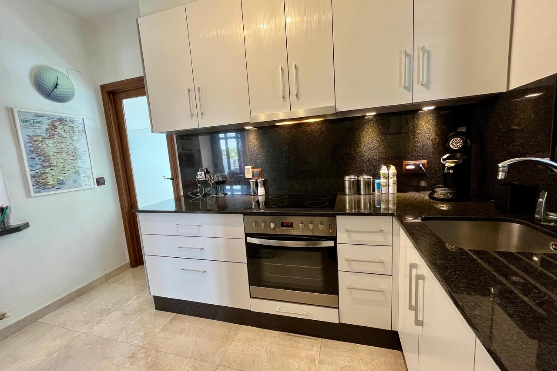 Återförsäljning - Villa -
Villamartin - Villamartín