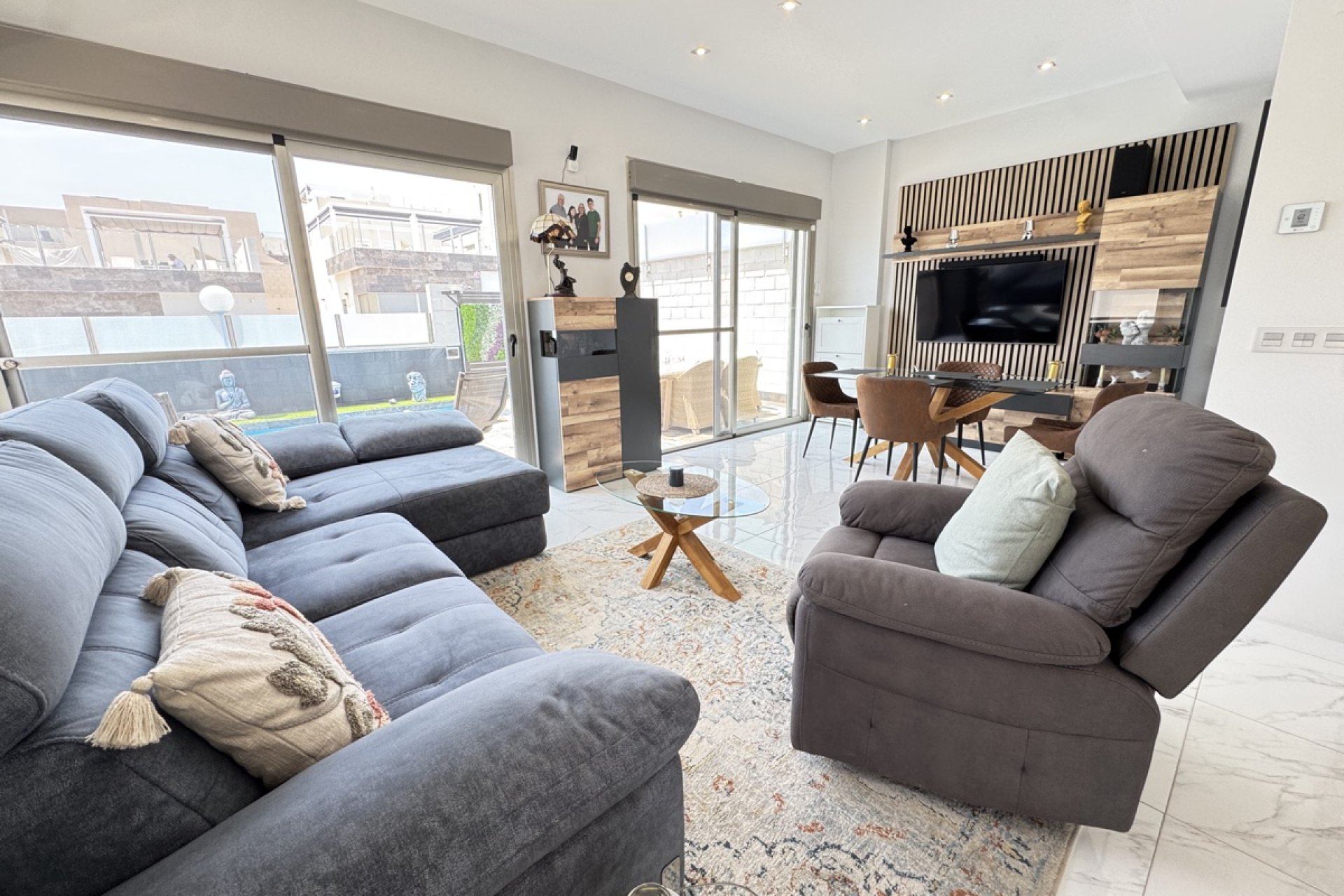 Återförsäljning - Villa -
Villamartin - Villamartín