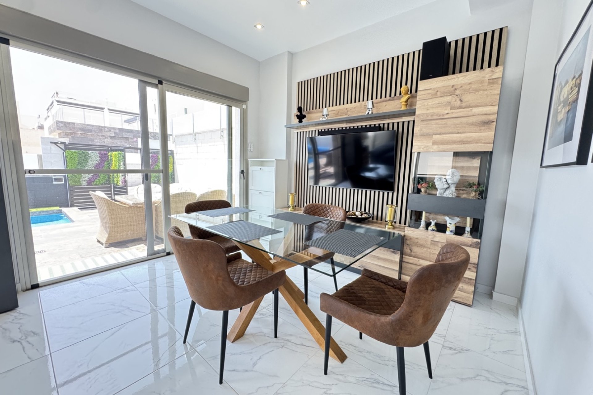 Återförsäljning - Villa -
Villamartin - Villamartín