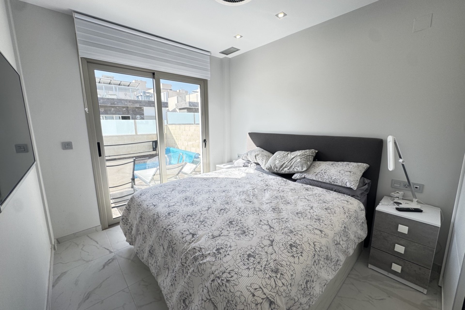 Återförsäljning - Villa -
Villamartin - Villamartín