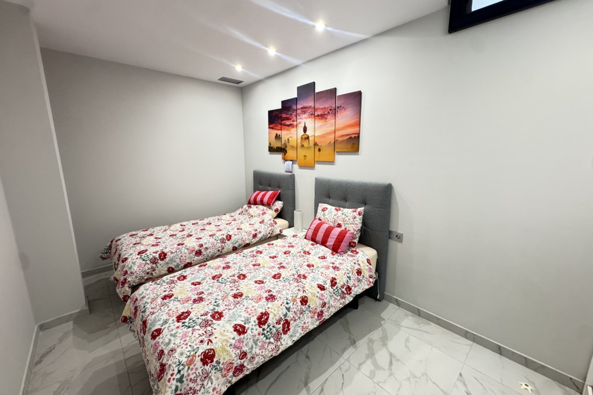 Återförsäljning - Villa -
Villamartin - Villamartín