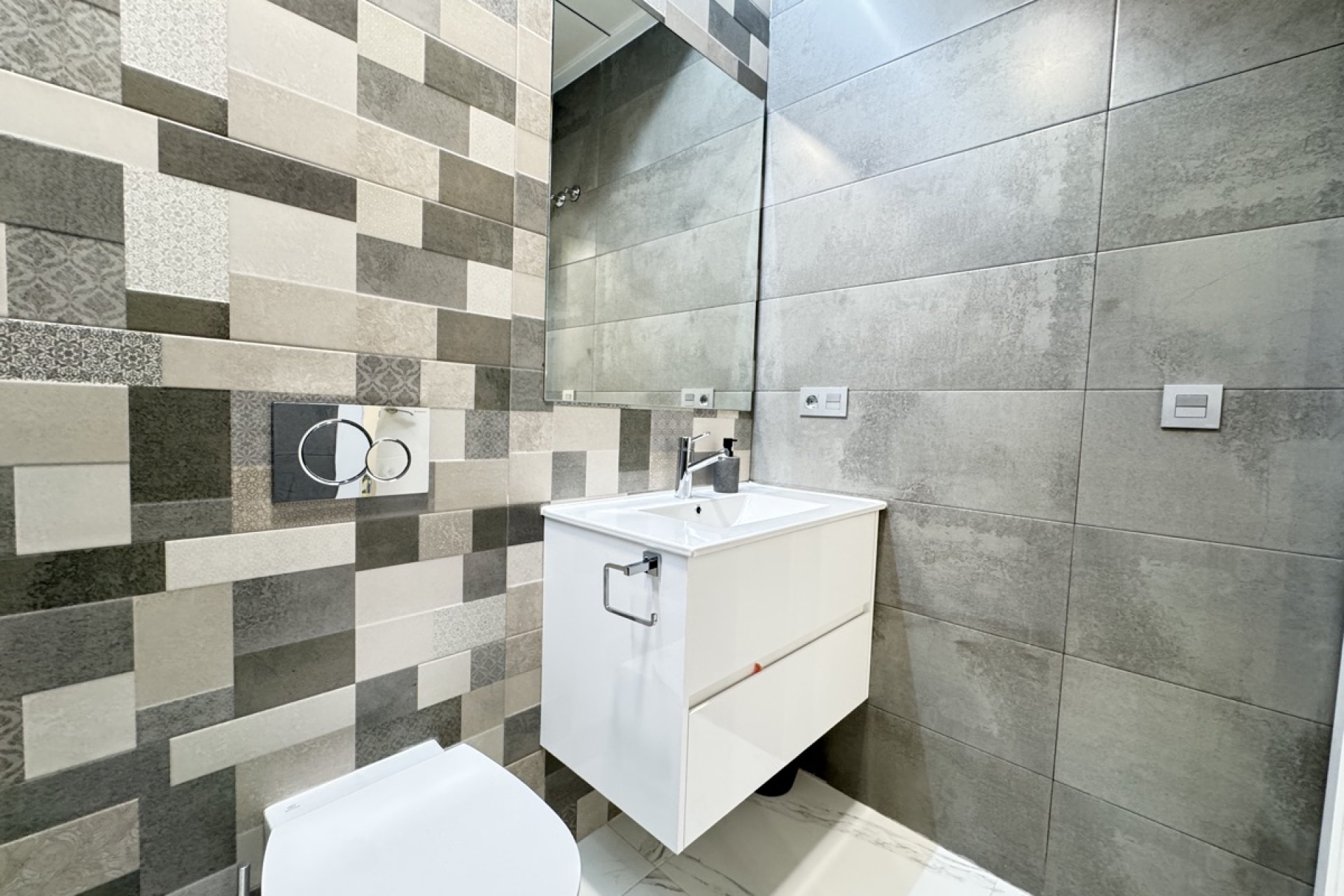 Återförsäljning - Villa -
Villamartin - Villamartín