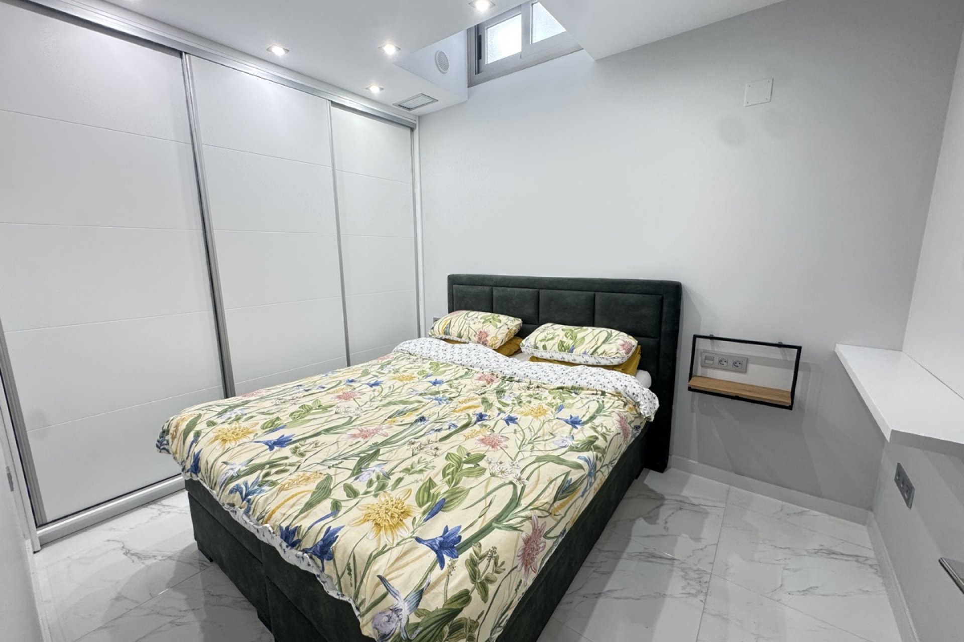 Återförsäljning - Villa -
Villamartin - Villamartín