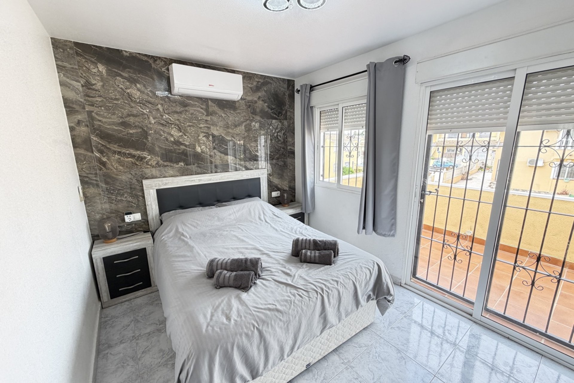 Återförsäljning - Villa -
Villamartin - Villamartín