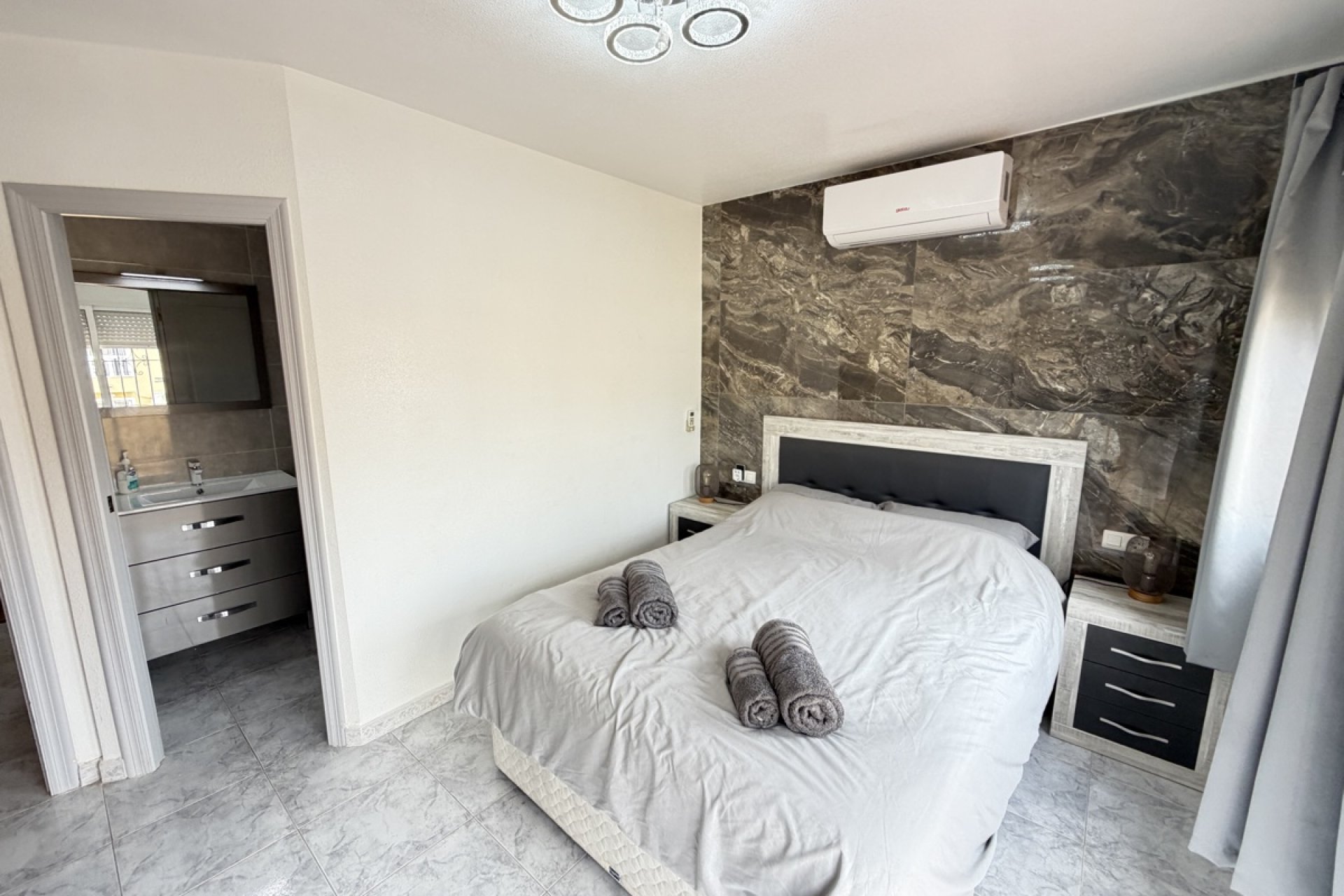 Återförsäljning - Villa -
Villamartin - Villamartín