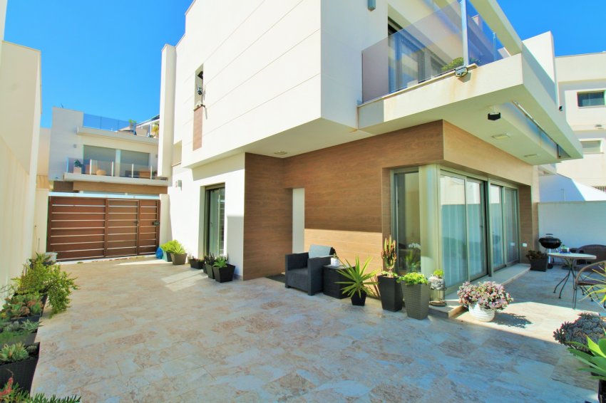 Återförsäljning - Villa -
Villamartin - Villamartín