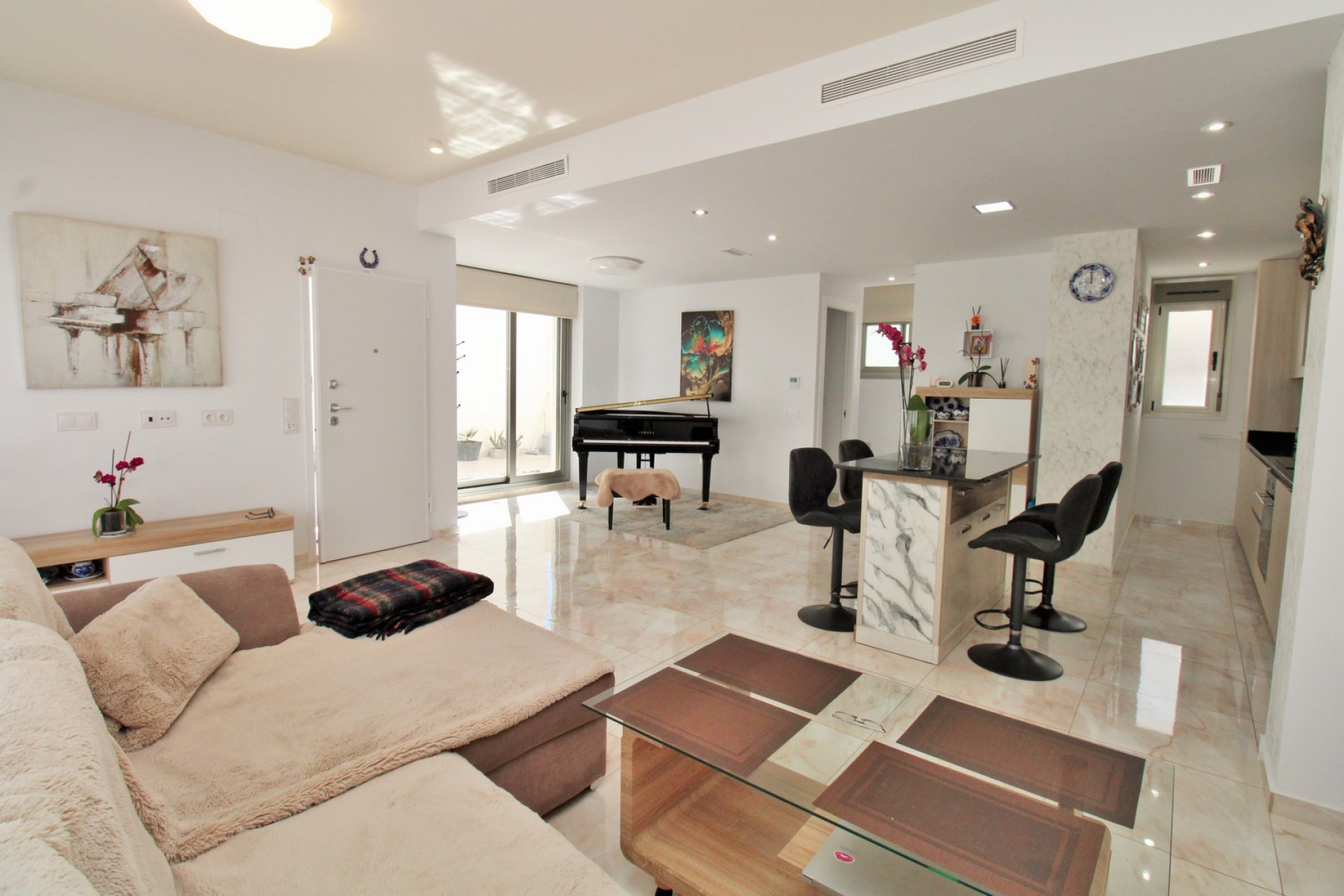 Återförsäljning - Villa -
Villamartin - Villamartín