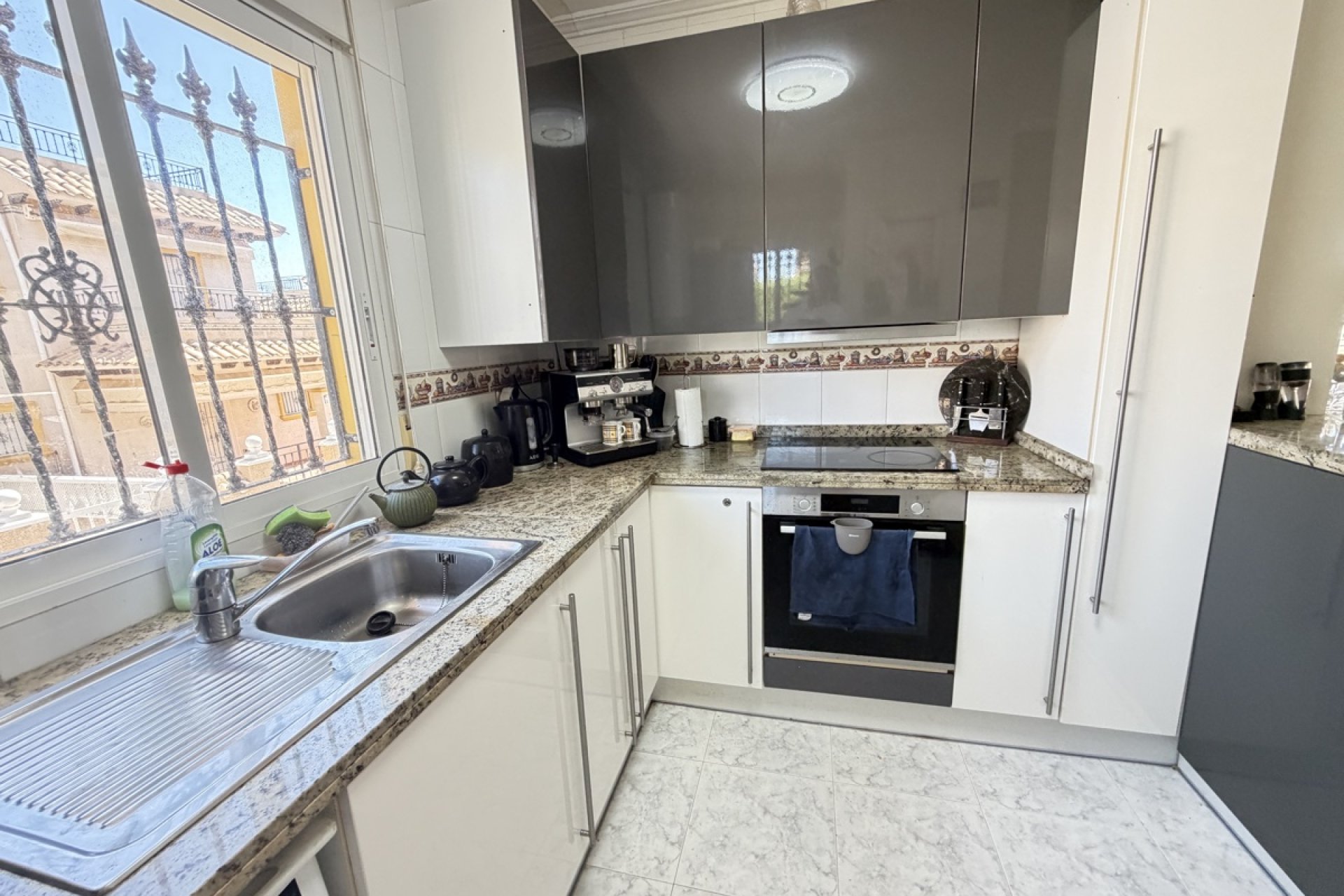 Återförsäljning - Villa -
Villamartin - Villamartín