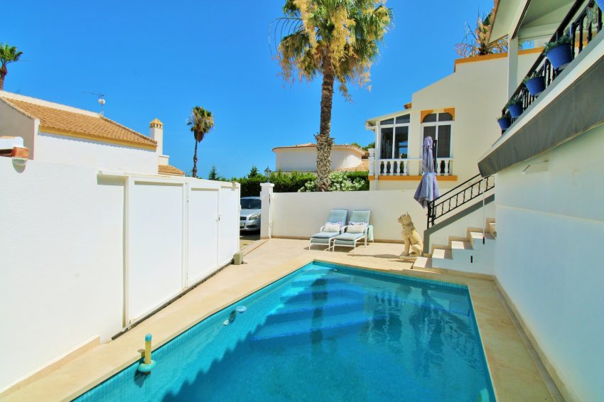 Återförsäljning - Villa -
Villamartin - Villamartín