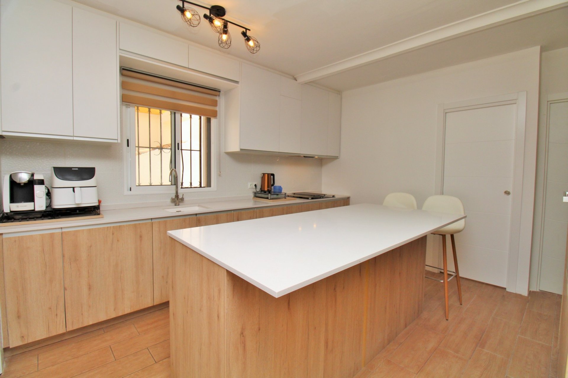 Återförsäljning - Villa -
Villamartin - Villamartín