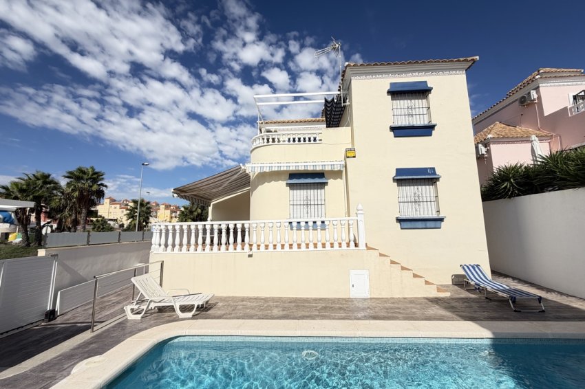 Återförsäljning - Villa -
Villamartin - Villamartín
