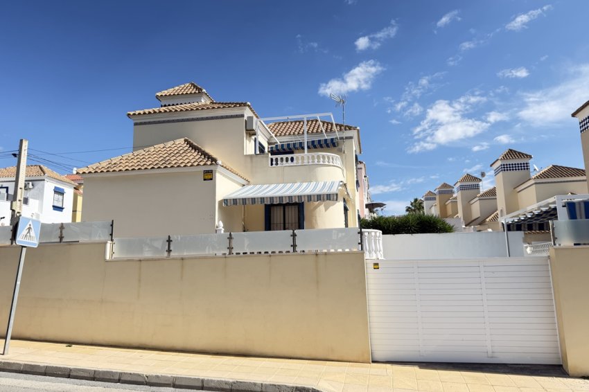 Återförsäljning - Villa -
Villamartin - Villamartín
