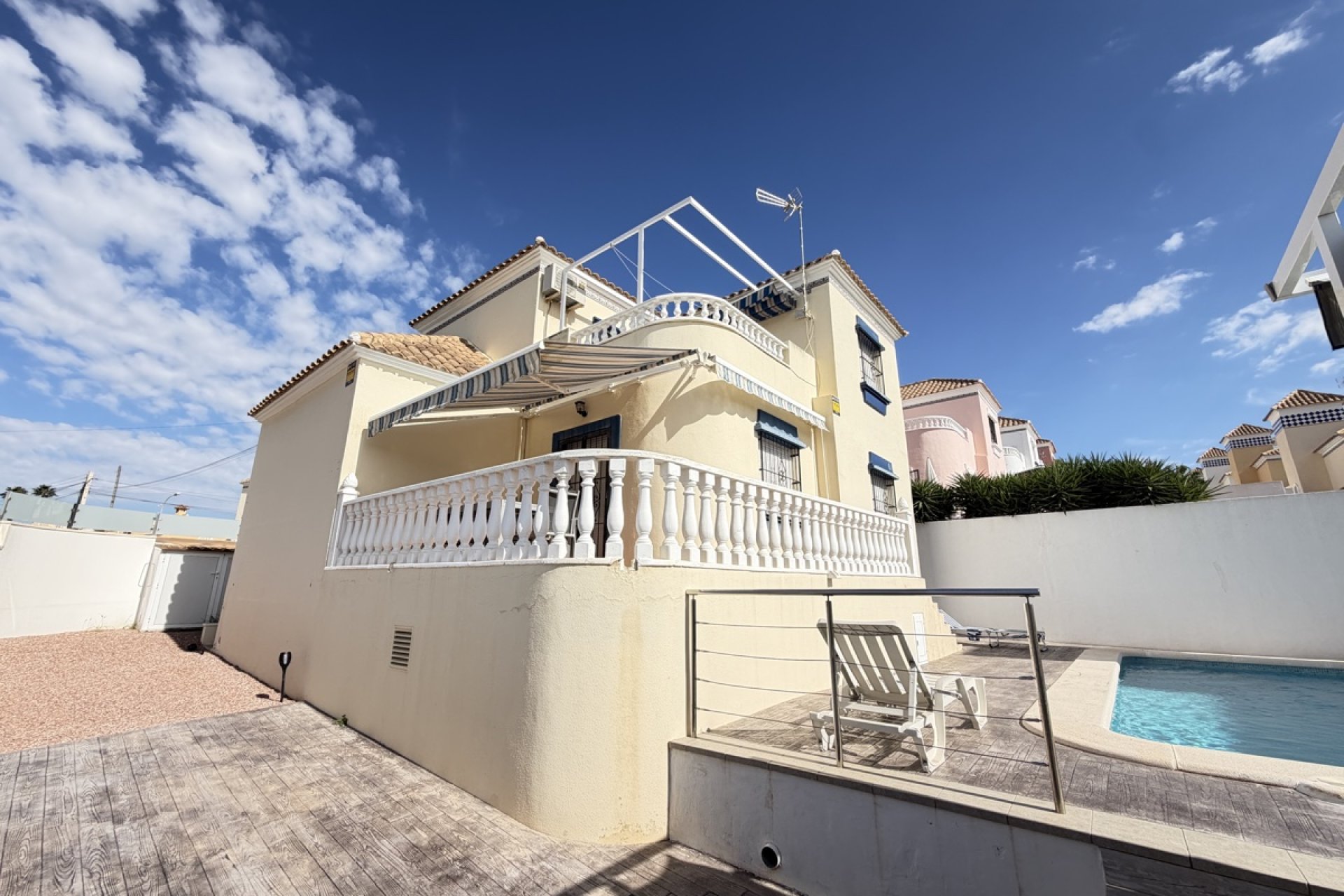 Återförsäljning - Villa -
Villamartin - Villamartín