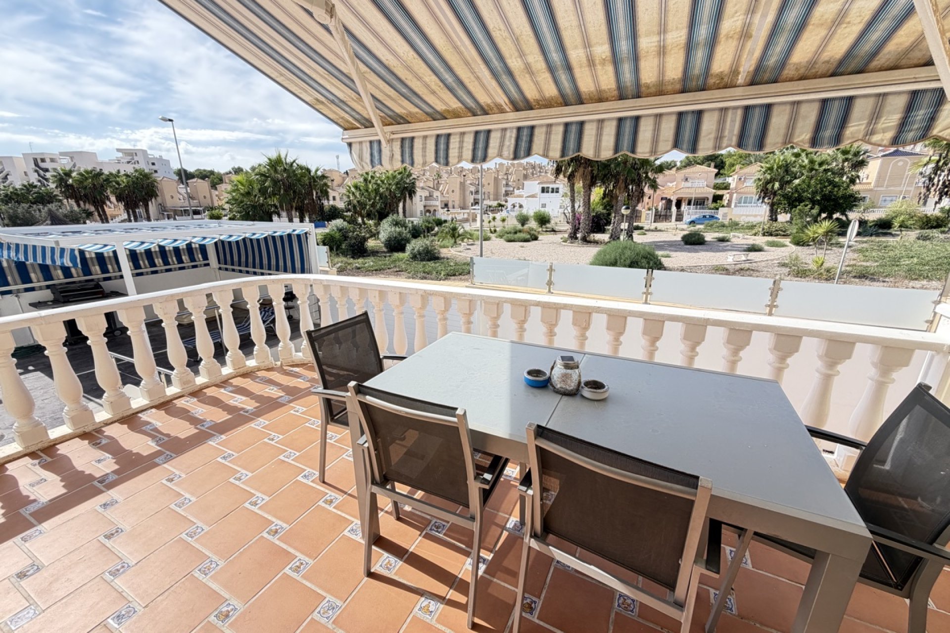 Återförsäljning - Villa -
Villamartin - Villamartín