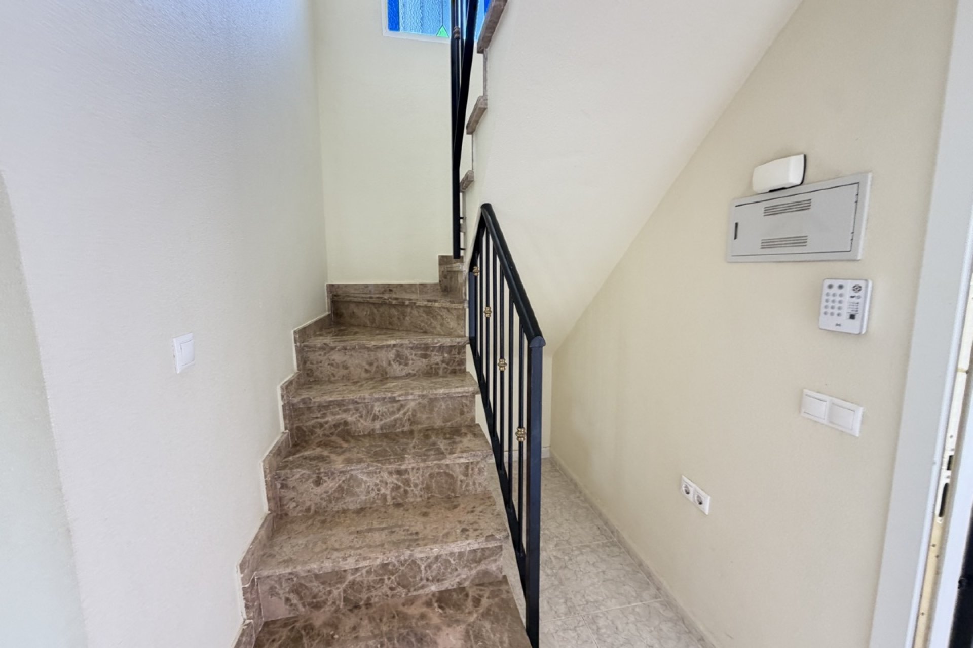 Återförsäljning - Villa -
Villamartin - Villamartín
