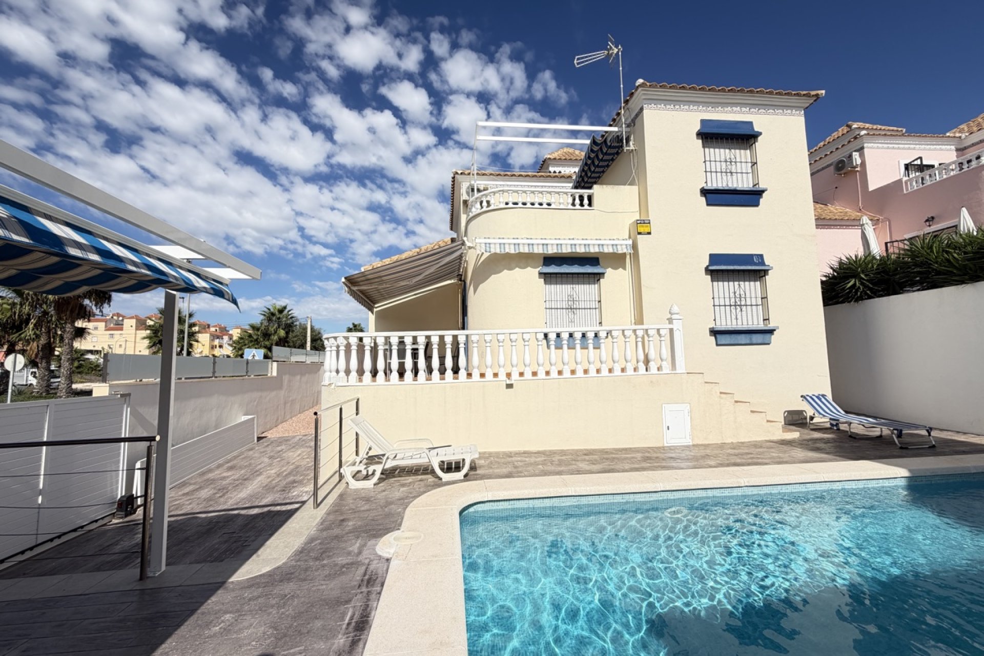 Återförsäljning - Villa -
Villamartin - Villamartín