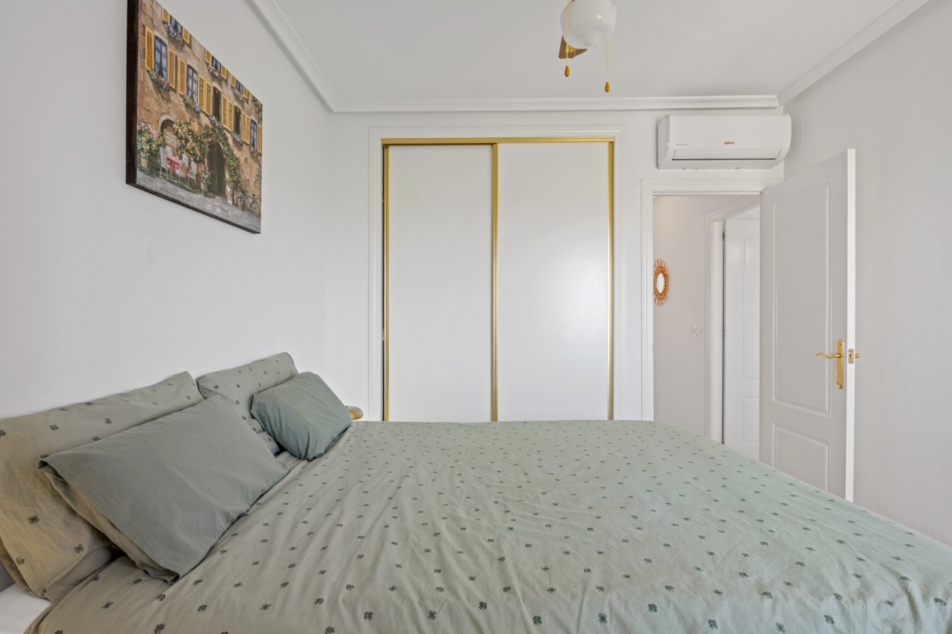 Resale - Apartment -
Daya Nueva