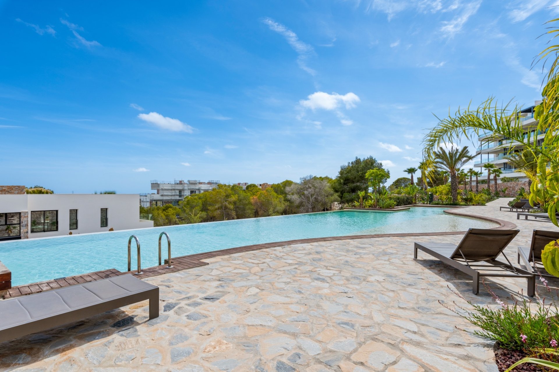 Resale - Apartment -
Las Colinas Golf