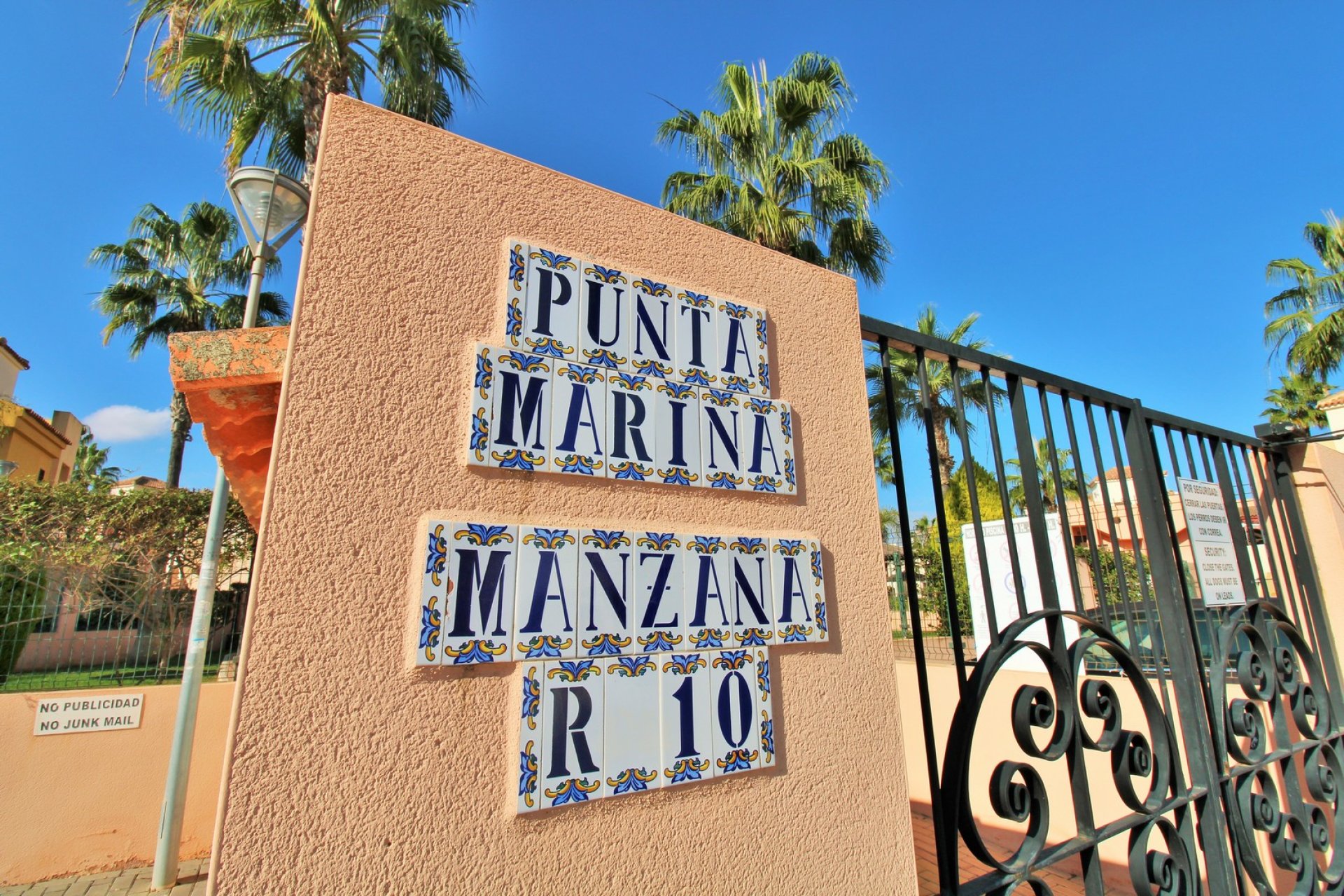 Resale - Apartment -
Punta Prima