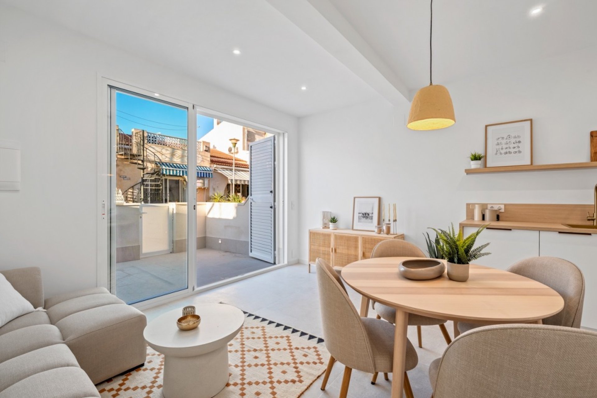 Resale - Bungalow -
La Siesta