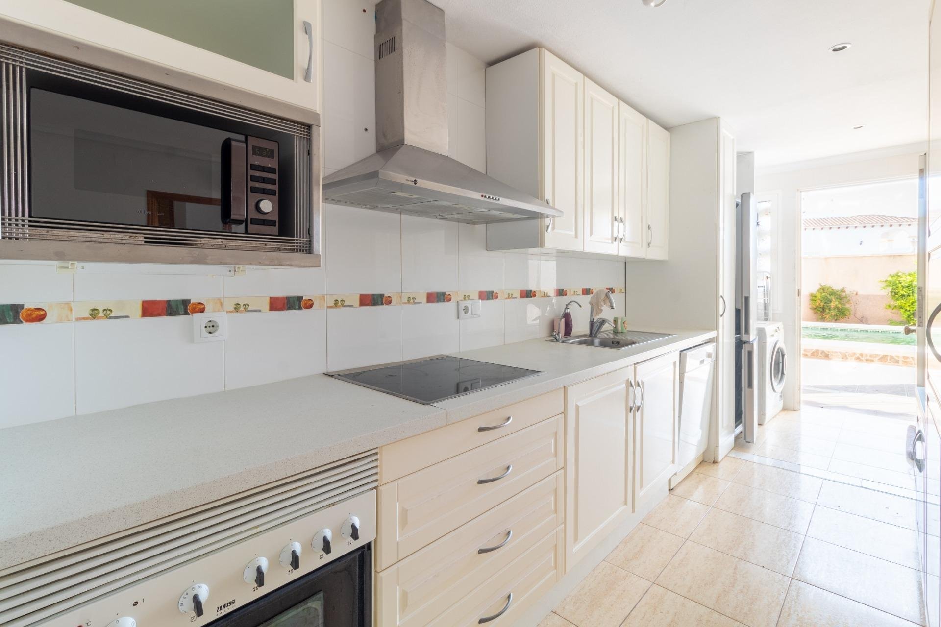 Resale - Bungalow -
Orihuela Costa - Punta Prima